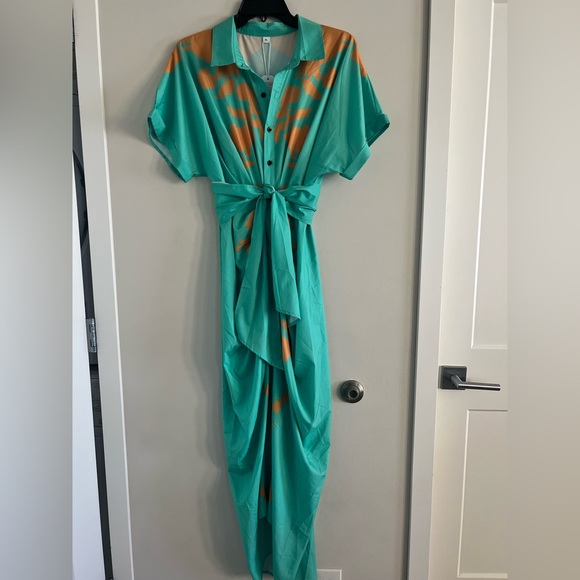 Style and comfort! Figure hugging lightweight button up wrap dress with belt - Picture 2 of 5